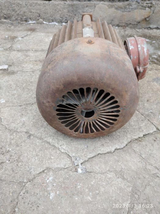 Продам Электродвигатель. 4 КВ. 1500 об. Диаметр вала 32мм.