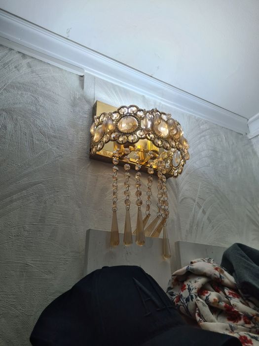 Продам люстры и бра