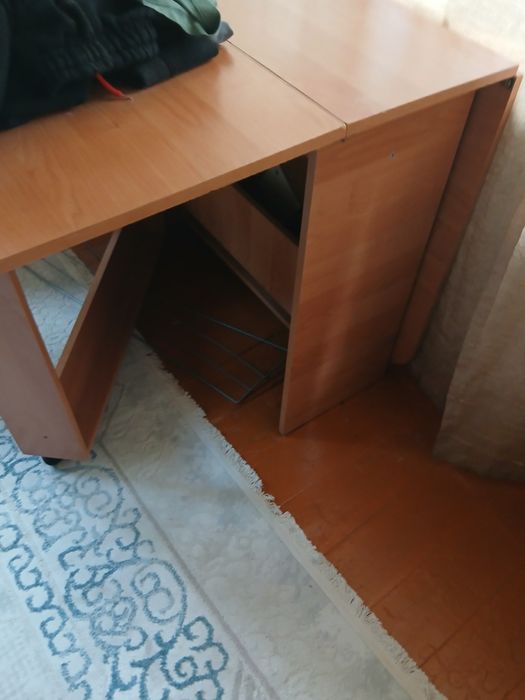 Гостиный стол хорошо состояный