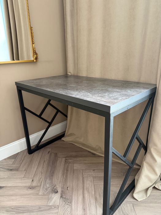 Стол письменный (туалетный)