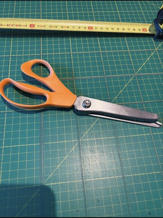 Foarfeca Fiskars Pinking Zig Zag Noua