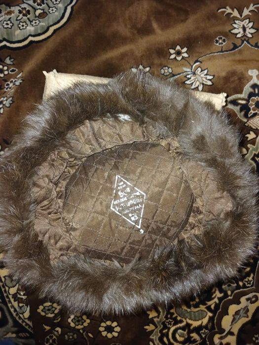 Продам зимняя кроличью шапка.