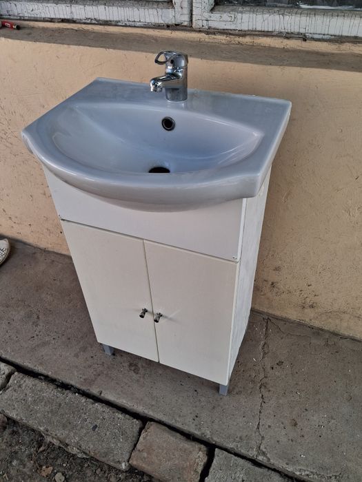 Vând mască cu chiuvetă + baterie de chiuvetă, completă, în stare bună.