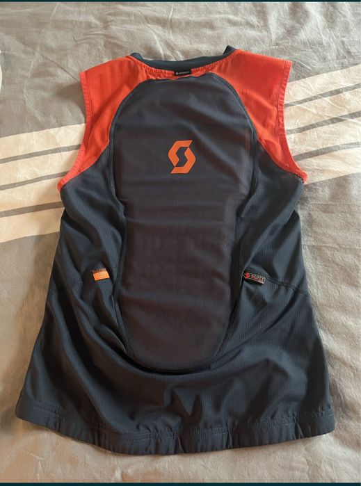 Vesta protectie coloana schi Scott/ Ochelari si casca schi Atomic