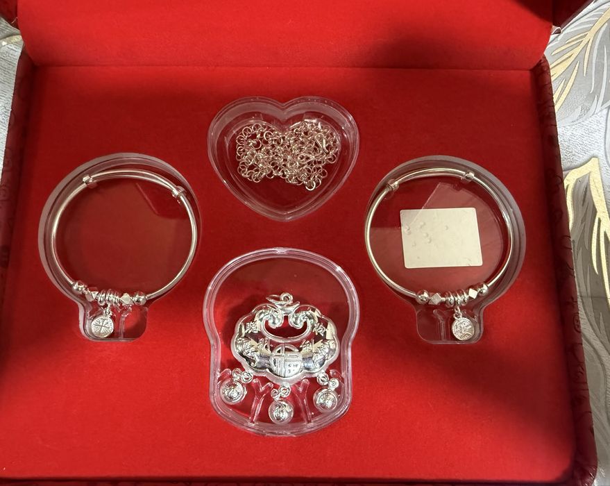 Продаю новый детский серебряный набор в подарочной коробке.