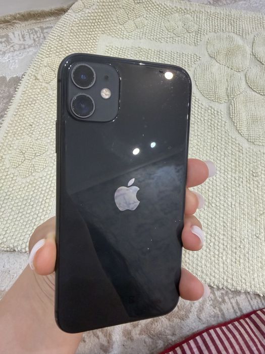 Продаю бу айфон 11. Коробка имеется