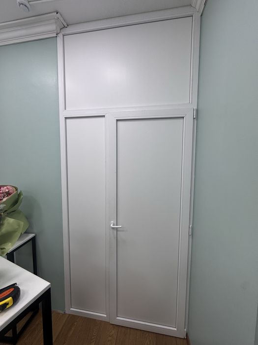 Продам б/у пластиковую дверь