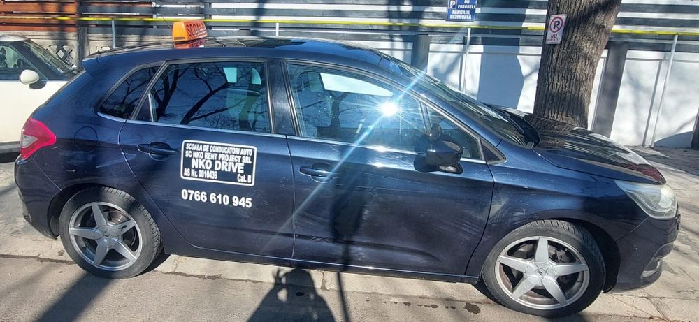 Instructor auto - Profesor de legislație rutieră.