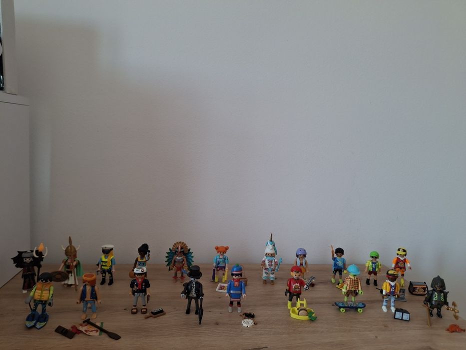 Vand lot cu 20 figurine Playmobil seria 25