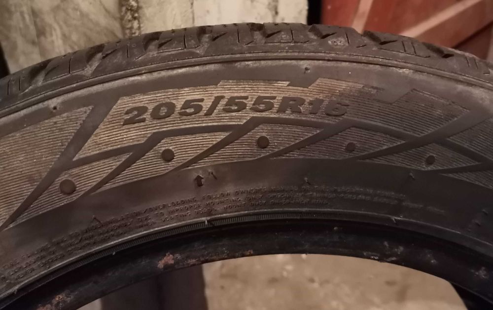 Продавам 2 броя зимни гуми 205.55.16 на 1 сезон дот 2021 Nexen