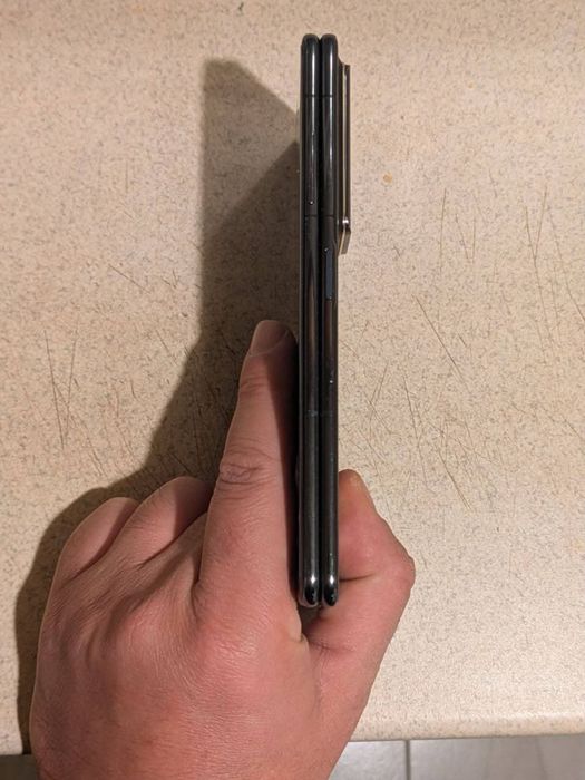 Продавам смартфон Honor Magic V2