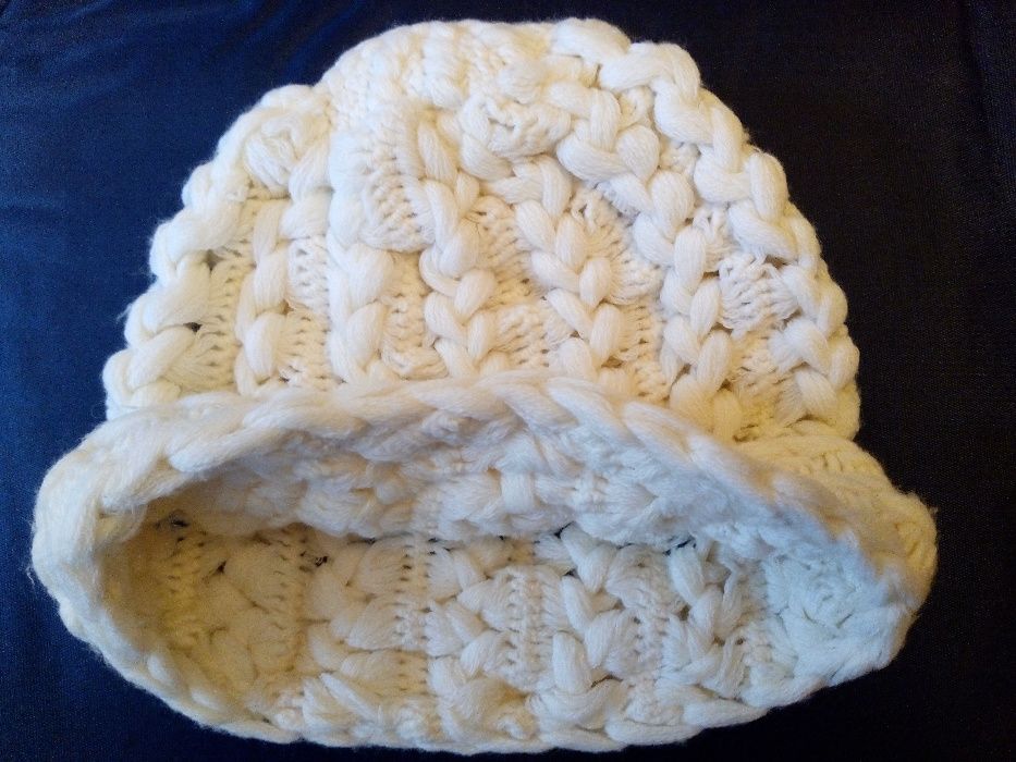 Зимна шапка и шал ръчно плетени нови