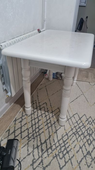 Обеденный стол для кухни