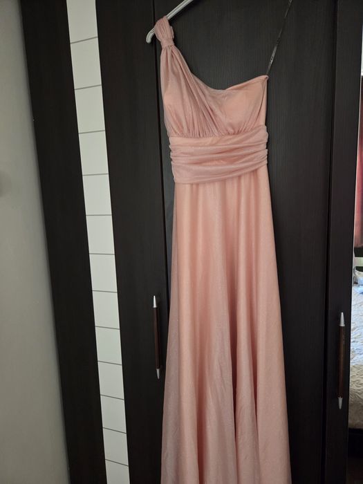 Дълга розова рокля