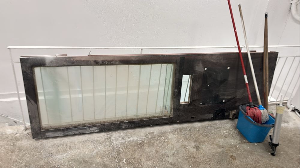 Usa blindata cu geam blindat/sertar transfer pt. amanet/casa de schimb