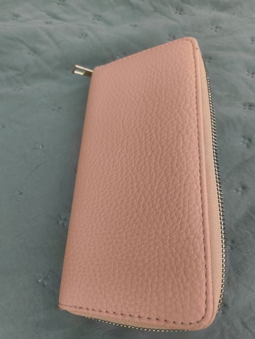 Две Дамски портмонета