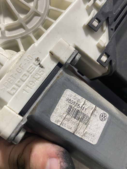 Motoras macara stanga spate Vw volkswagen passat B6 1K0959703P