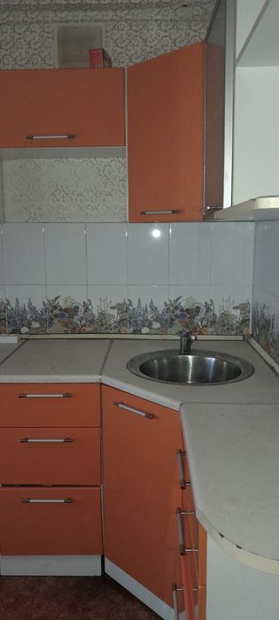 Продам 2х комнату 9мкр 2эт