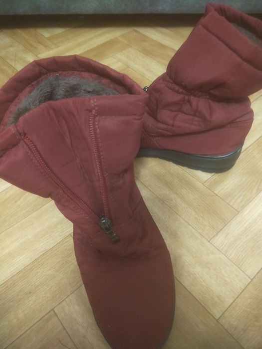 Продаю зимние ботинки женские