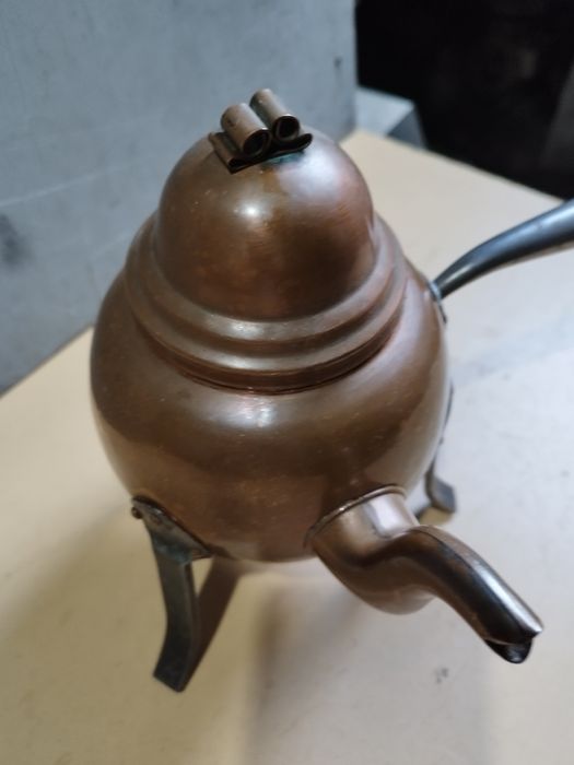 Меден чайник с обем около един литър