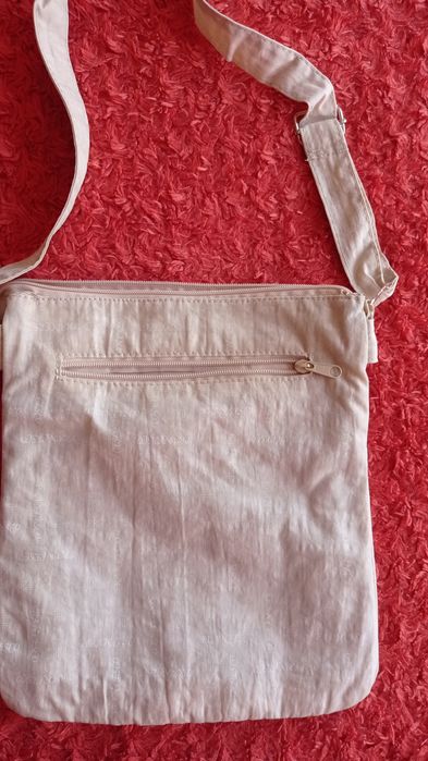 Бяла текстилна  спортна чанта