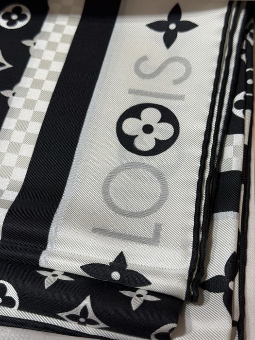 Louis Vuitton Monogram Infinity Square 90