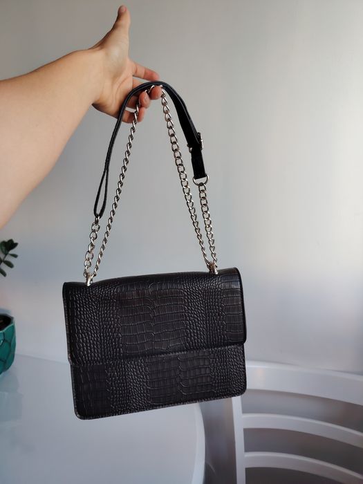 Geanta de umăr neagră