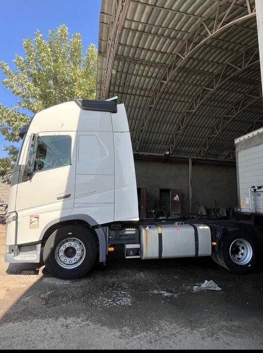 Тягач Volvo фура