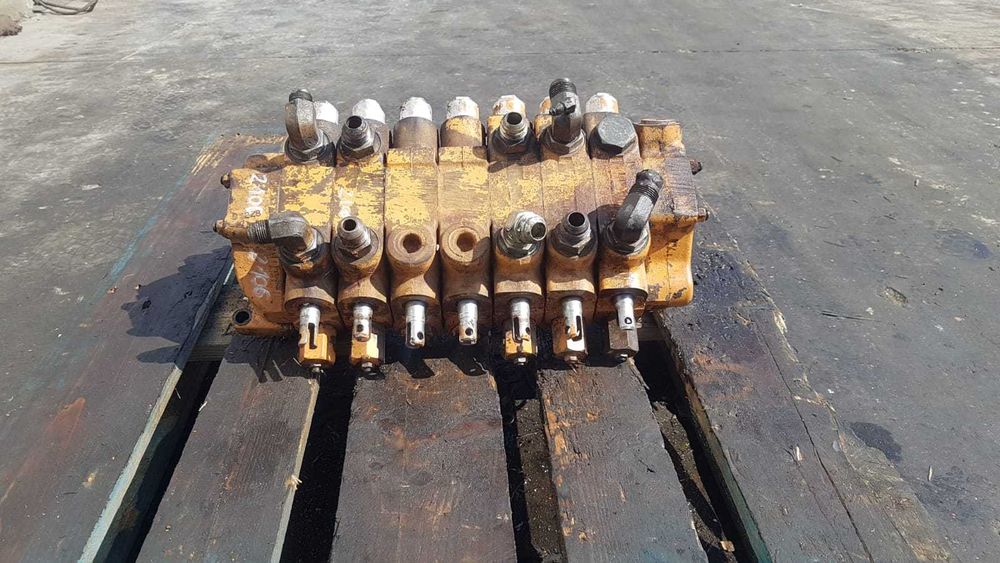 Distribuitor hidraulic spate buldoexcavator Case 580