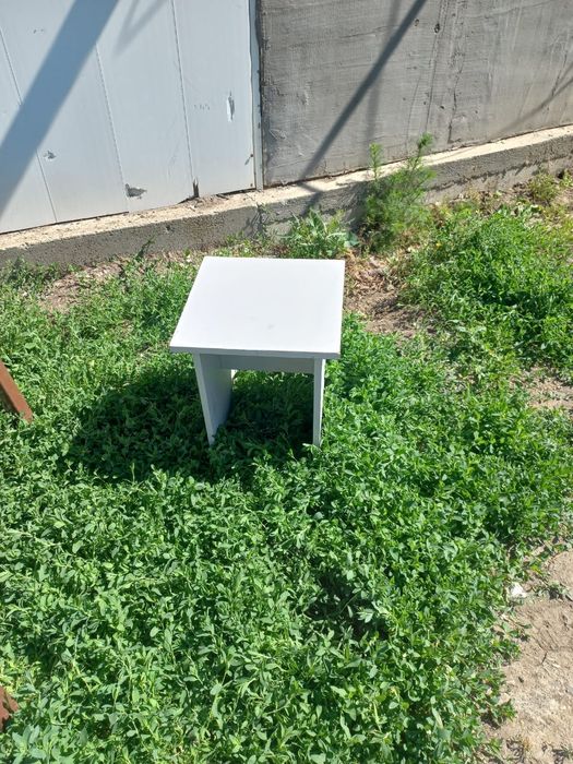 Стол пластиковый. Табурет.