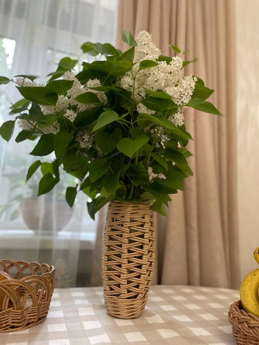 Плетёная ваза для цветов.