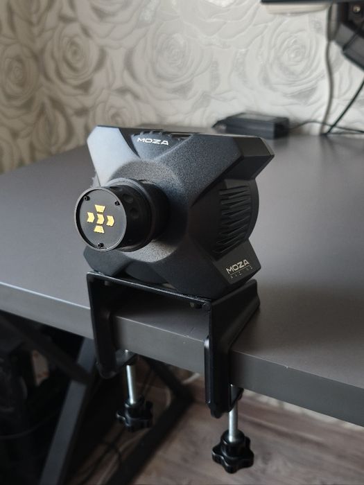 Продам игровой руль Moza R3