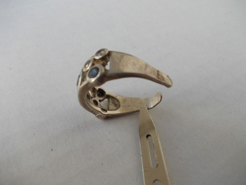 Inel vechi din argint cu pietre defect