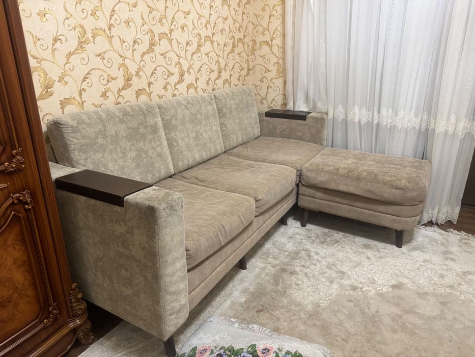Угловой дивана в хорошем состоянии размер: 230x90 с пуфиком