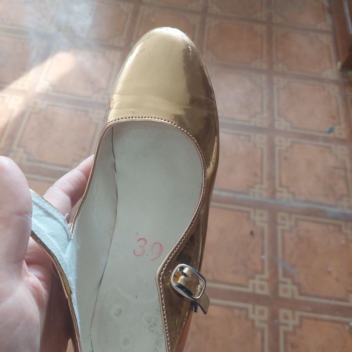 Продаю танцевальные туфли.