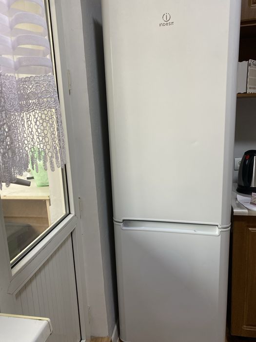 Холодильник белый