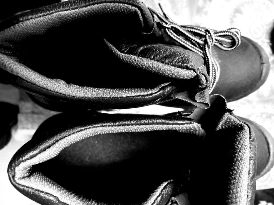 Спецботинки с железной вставкой.