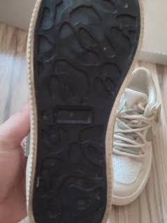 Продам кроссовки женские