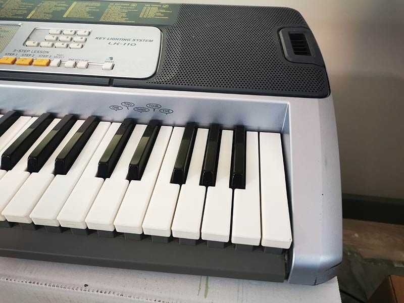 Синтезатор клавир CASIO LK-110 пиао със светещи клавиши 5 октави