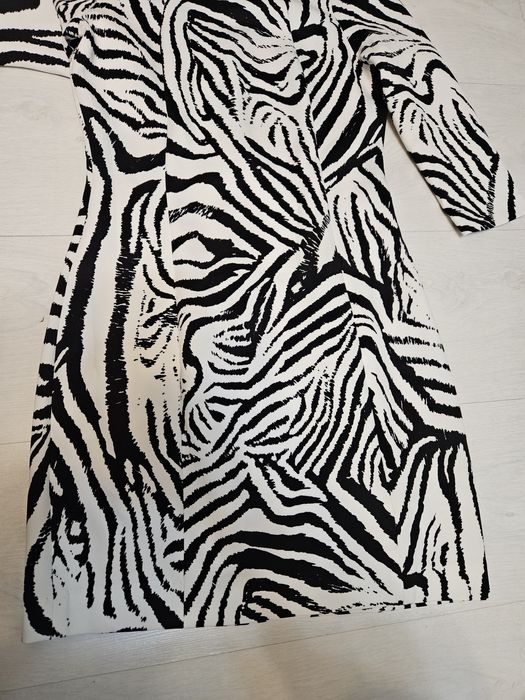 Rochie scurtă cu mâneci trei-sferturi