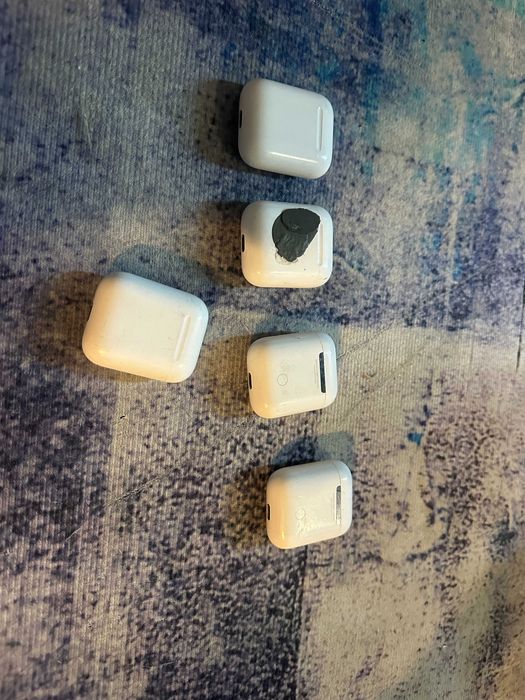 casti airpods , unele functionale altele nu
