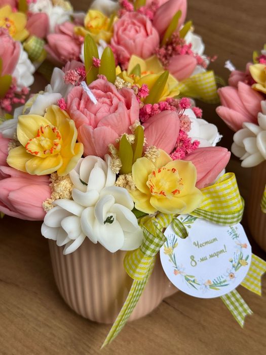 Пролетни букетчета от восък за 8 март