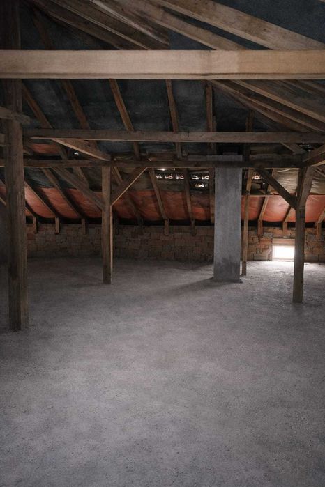 Двуетажна тухлена къща с гараж