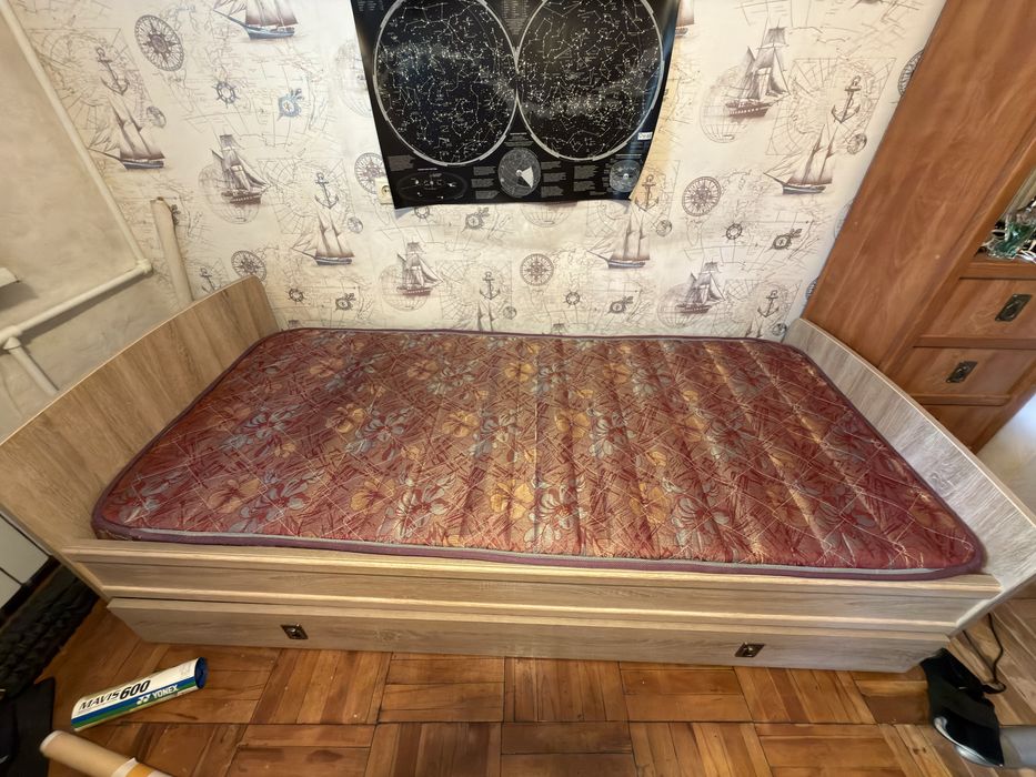 Продам 2 Шкафа для одежды и кровать