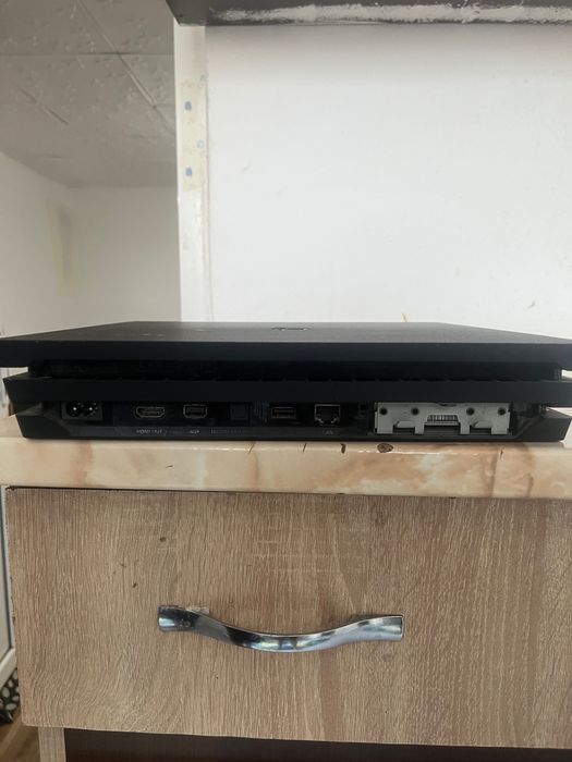 Ps4 playstion 4 pro fara manete de acea il dau la prețul de 400 de lei