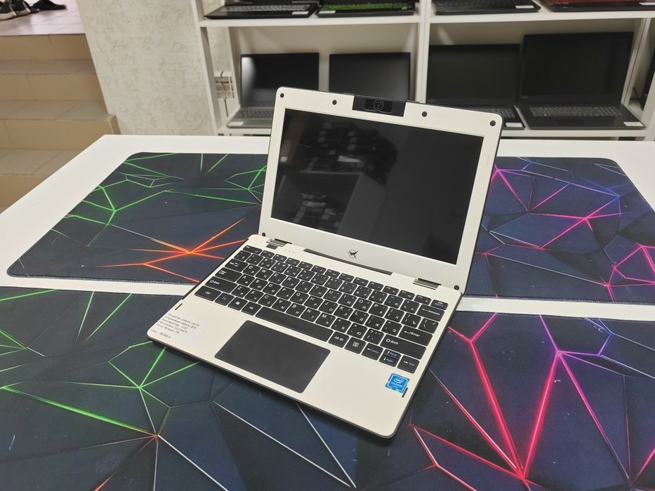 Компактный ноутбук Celeron J4115/ 8Гб/ ССД 64/ UHD