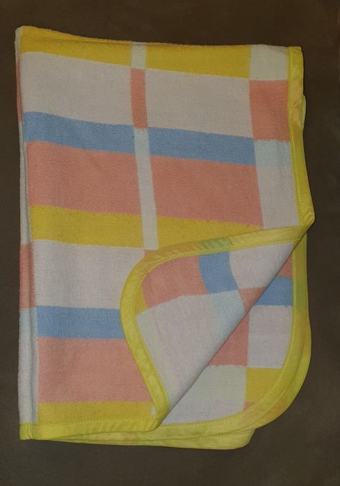 Продавам детски одеяла, хавлийки, пелени и портбебе