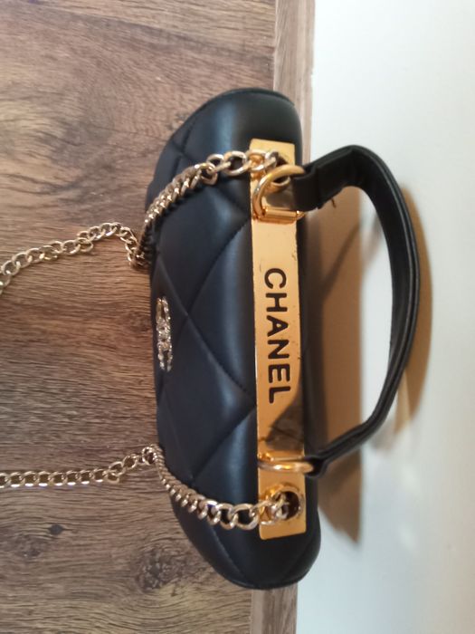 Дамски маркови чанти Chanel   и  Guess, изключително запазени
