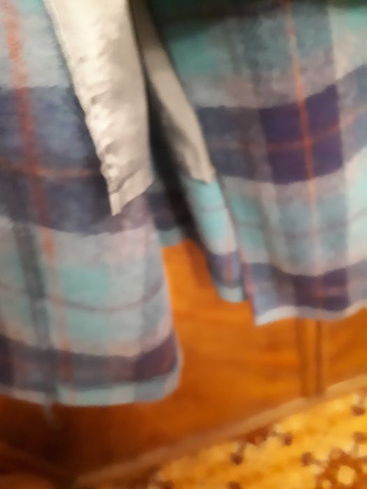 Costum  din stofă de lână fină cardata  ,în  carouri,  pentru  damă