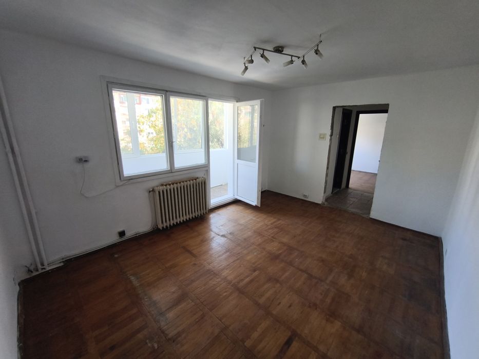 Vând apartament cu 3 camere în Govândari, Reșița – 69 mp, vedere spre Bârzava, zonă liniștită